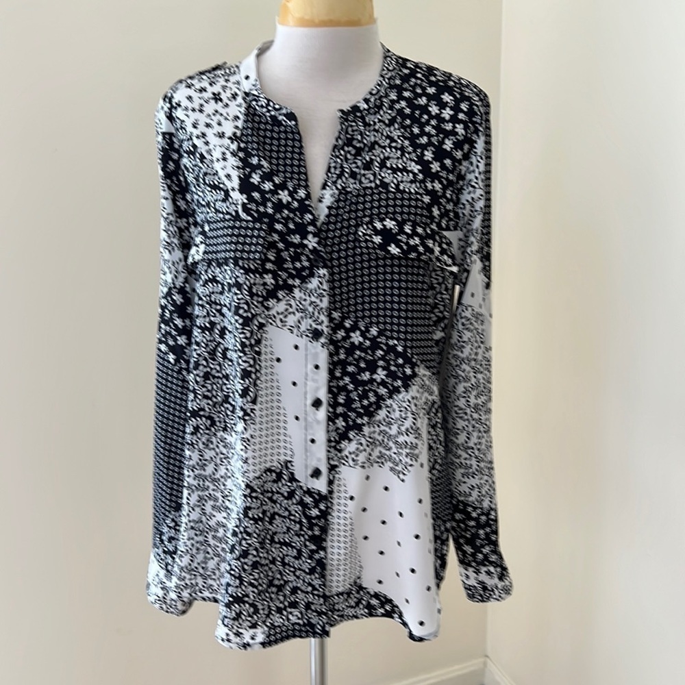 Calvin Klein large white/black printed front button top.